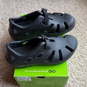 Worn once OOFOS OOcandOO Black Recovery Sandals. Womens 8. Men’s 6.